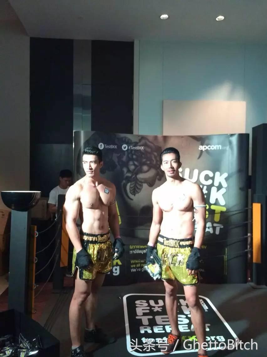 泼水节接吻情侣遭围观,泼水节情侣接吻遭围观