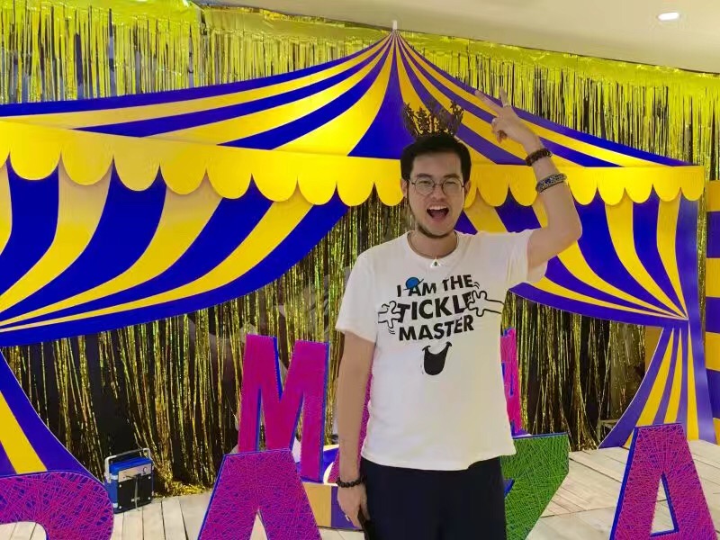 他被称为小周杰伦，却是海娜纹身师、饰品设计师，还是过气网红