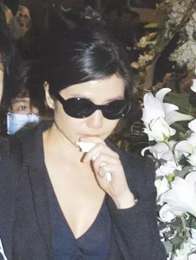 张国荣抱周润发视频,左拥右抱走向人生巅峰