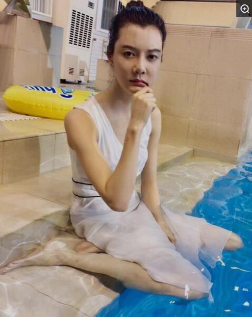 她曾被评为完美恋人，整容失败被骂女鬼，如今水池爆照再变女神！