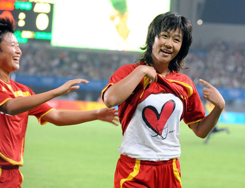 中国女足脱球衣庆祝名场面,女足脱衣庆祝第一人