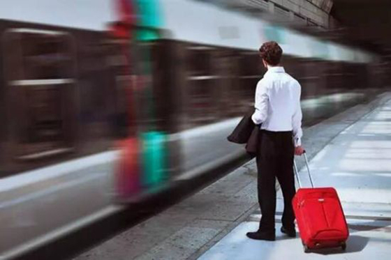 旅行行李寄存,旅游住酒店寄存行李