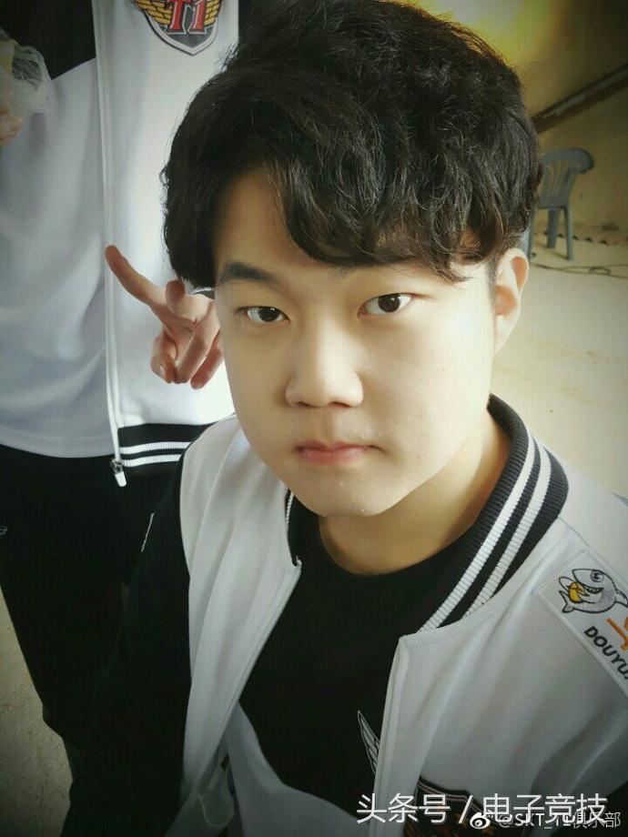 skt黑白色的队服,skt新队服效果