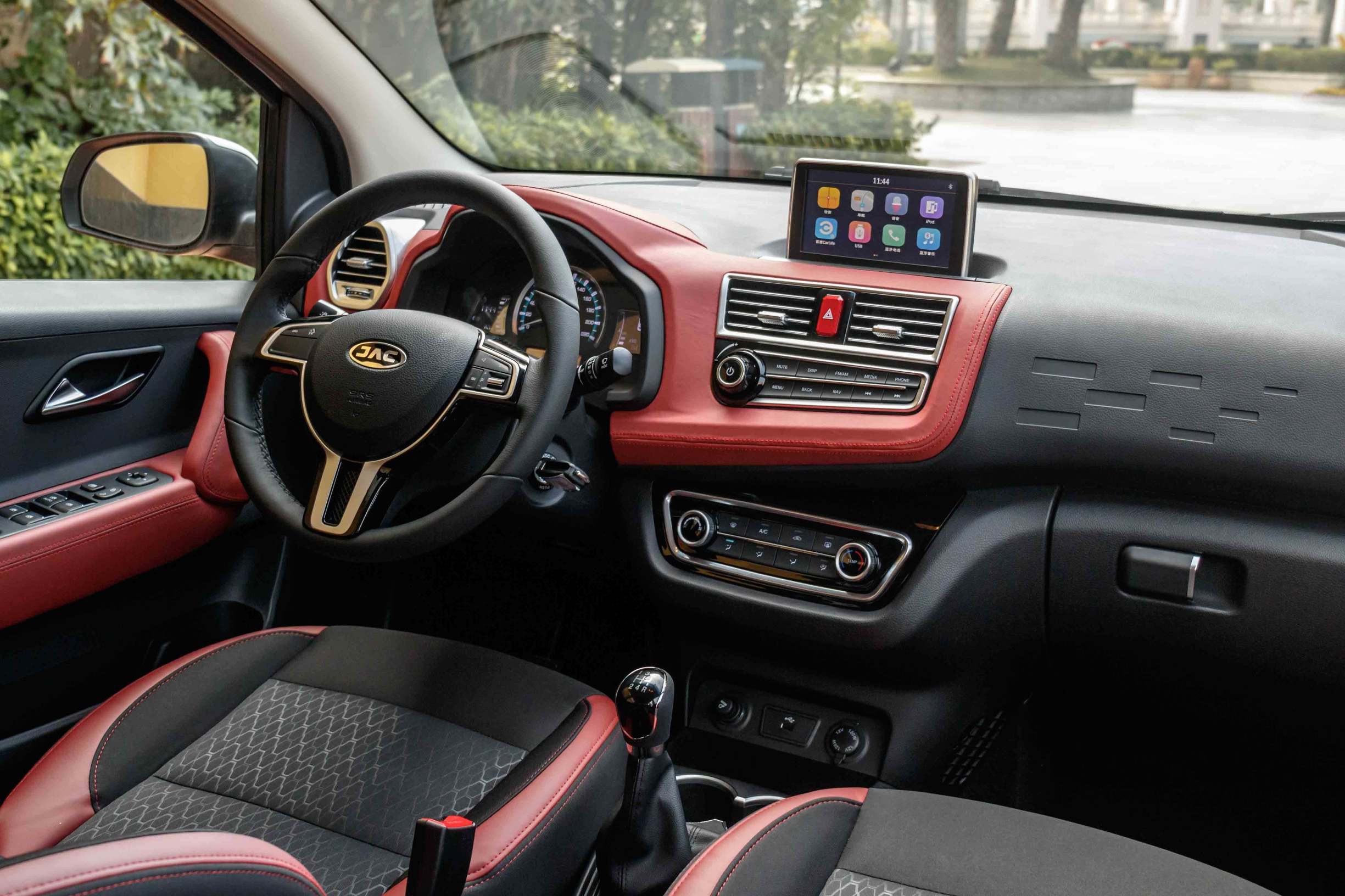 吉利远景x12017款天窗,吉利远景x1自动挡价格带天窗