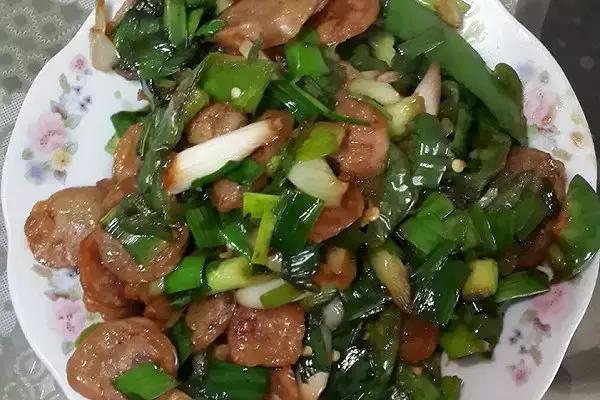香肠炒大蒜做法步骤,大蒜苗炒生香肠的家常做法