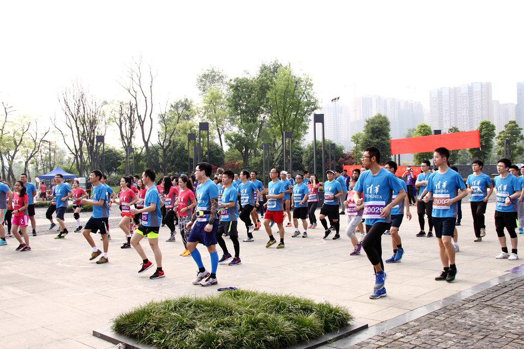 环球同跑迎校庆，清华校友锦城湖畔展英姿（原创）