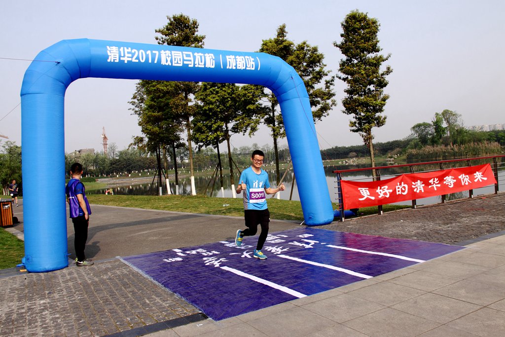 环球同跑迎校庆，清华校友锦城湖畔展英姿（原创）