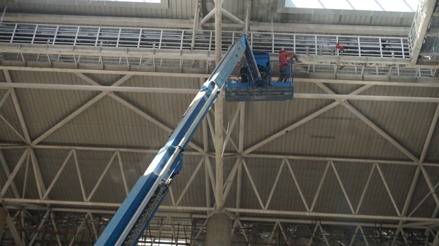 体育中心草坪施工,足球场草皮维护过程