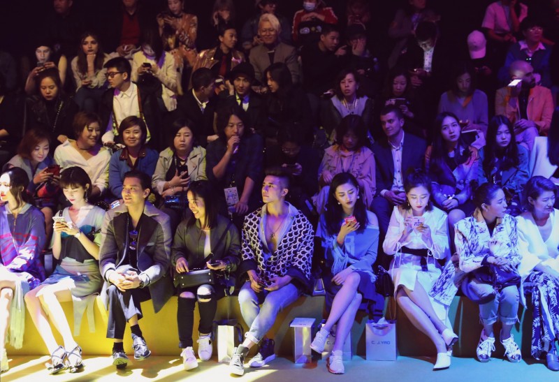 突袭时装周后台，探秘让模特360度美丽无死角的妆发技巧