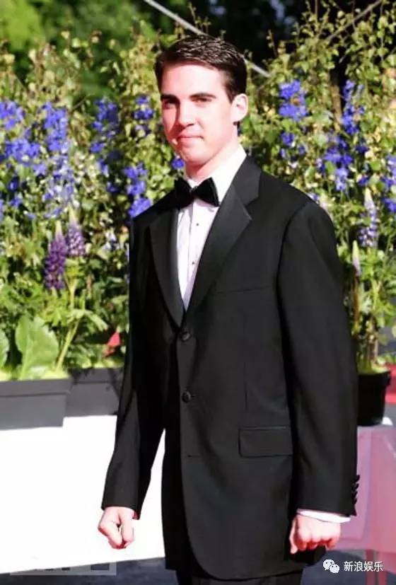 文莱王子宠老虎的画面好苏！各国高质量王子，哪个是你的菜？