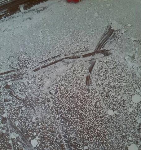 装修时满地乳胶漆怎么处理,新房装修乳胶漆掉在地上怎么清理