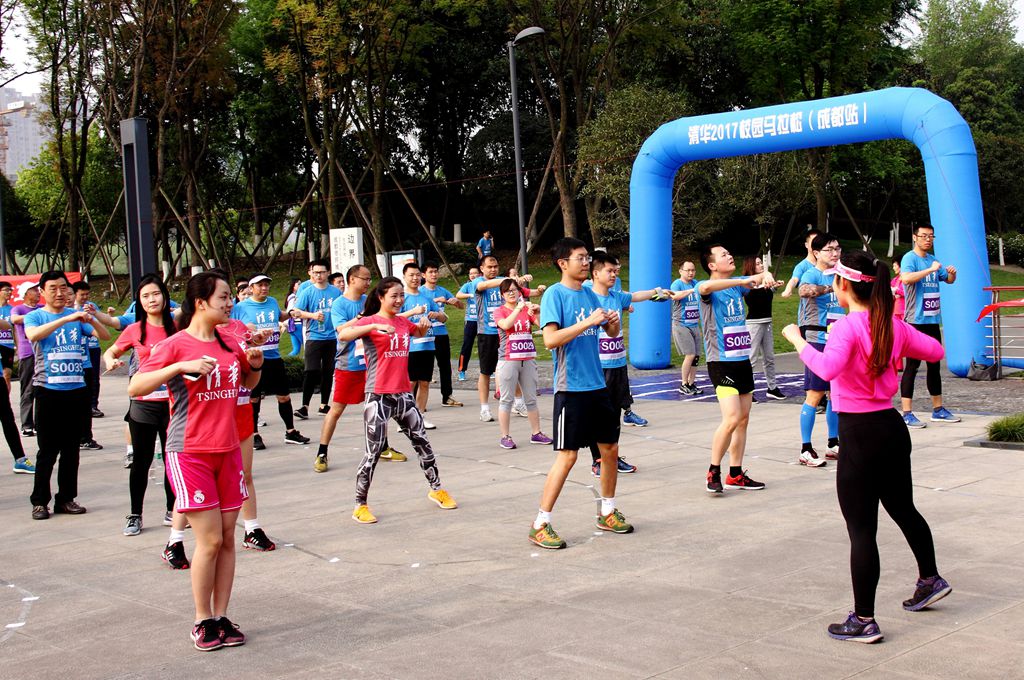 环球同跑迎校庆，清华校友锦城湖畔展英姿（原创）