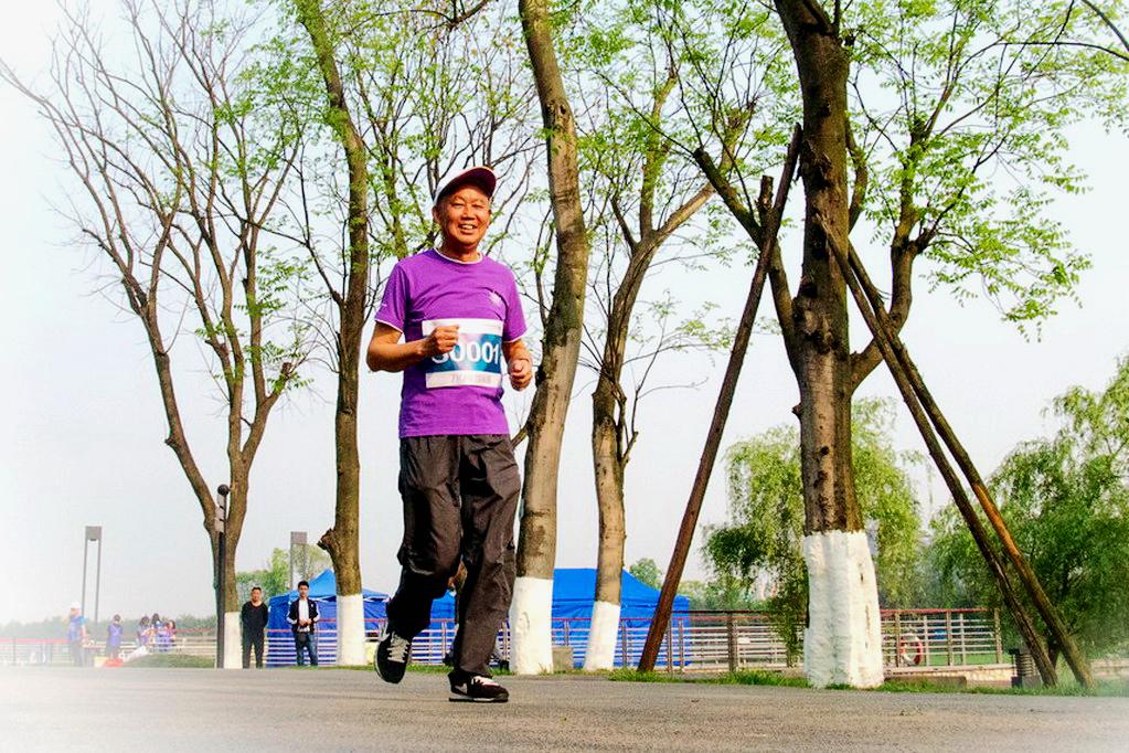 环球同跑迎校庆，清华校友锦城湖畔展英姿（原创）