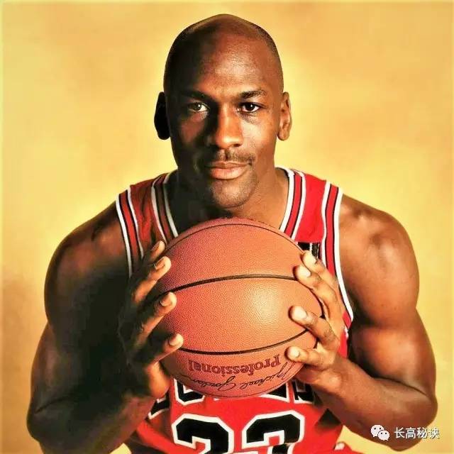乔丹的弹跳力是怎么炼成的,飞人乔丹逆天后仰极限身体素质