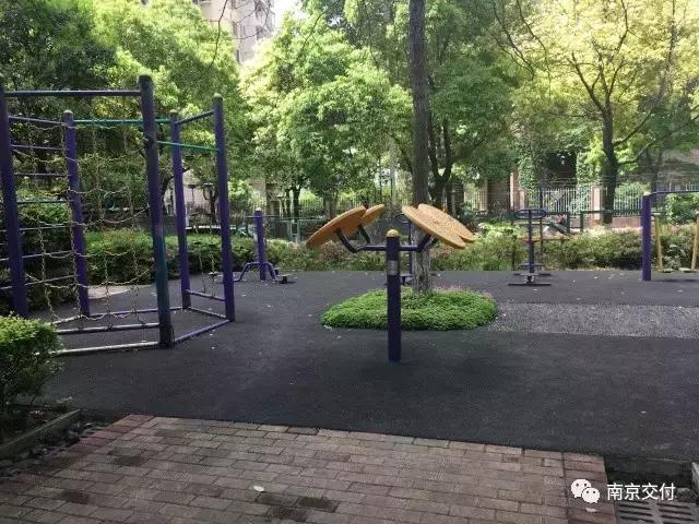 房龄差“三岁“，为了莫愁湖”新项目“却比老项目显老？