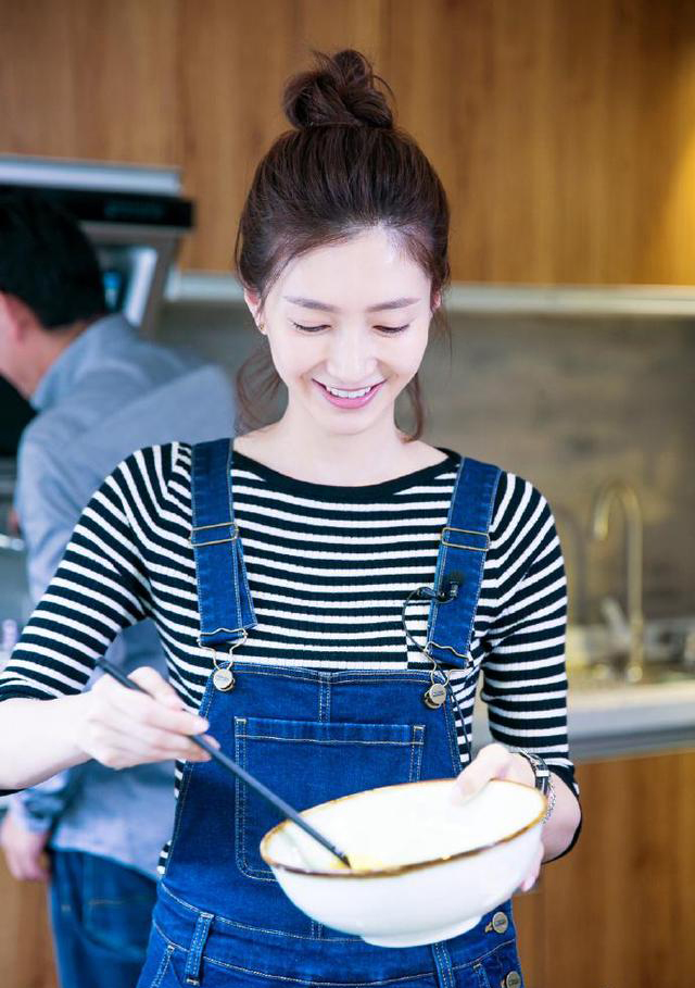 什么样的衣服搭什么样的发型,发型与衣服搭配的端庄气质