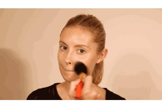 浮粉和正常妆的区别,卡粉和浮粉是什么样的