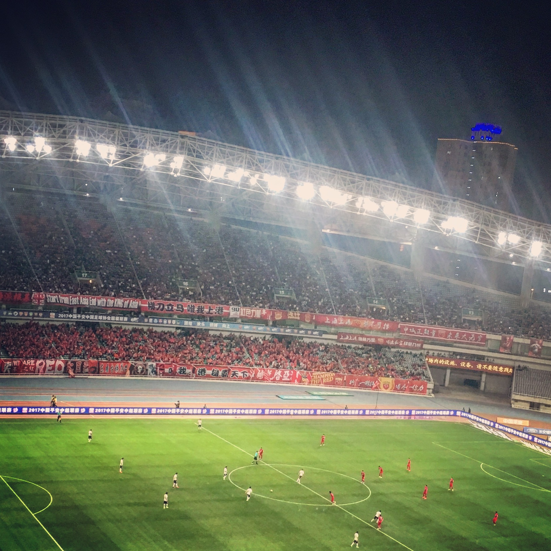 上海上港和上海申花用一个主场吗,上港和申花有什么区别