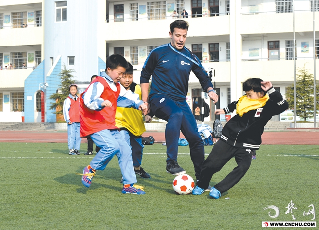 荆州中考足球运球绕杆场地标准,茂名体育中考足球绕杆