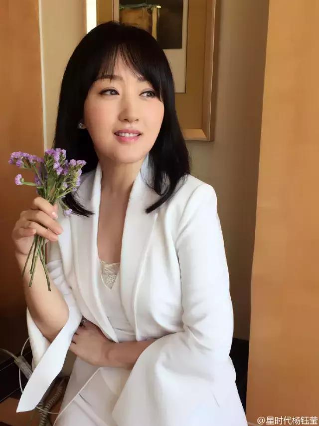 她曾是国民初恋,因谣言消失10年,如今45岁仍优雅甜美!