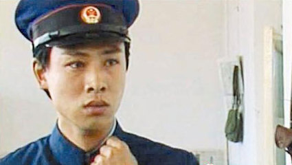 第一代岩男郎凭一剧爆红，出道30年零绯闻，和美妻恩爱25年