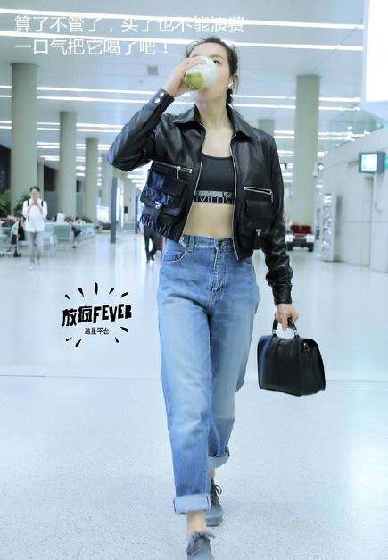 有一种惊艳叫宋茜的机场照,宋茜全黑造型酷帅亮相机场