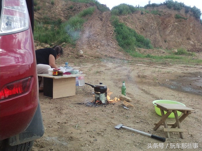 50后老夫妻自改房车,60岁夫妻自改床车自驾游