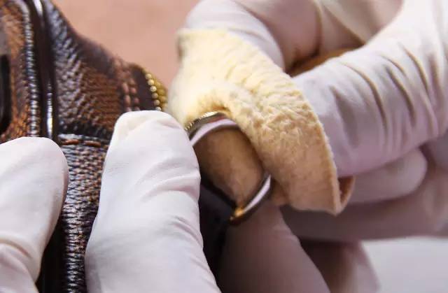 五金不掉色的包包,奢侈品包包五金划痕修复