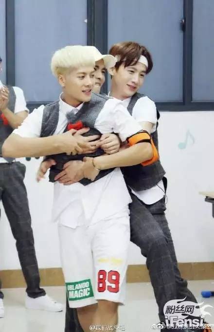 王嘉尔：耿直BOY和他的相爱相杀的男人们