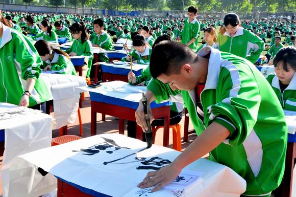 中国华侨公益基金会捐款,中国爱心捐赠助力学校