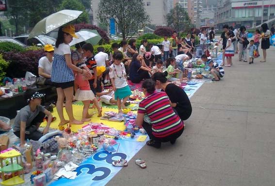 摆地摊卖衣服能月入2万吗,摆地摊卖衣服一年赚多少