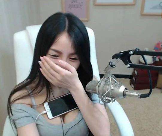 女大学生宿舍直播赚生活费,女大学生在校园直播赚生活费