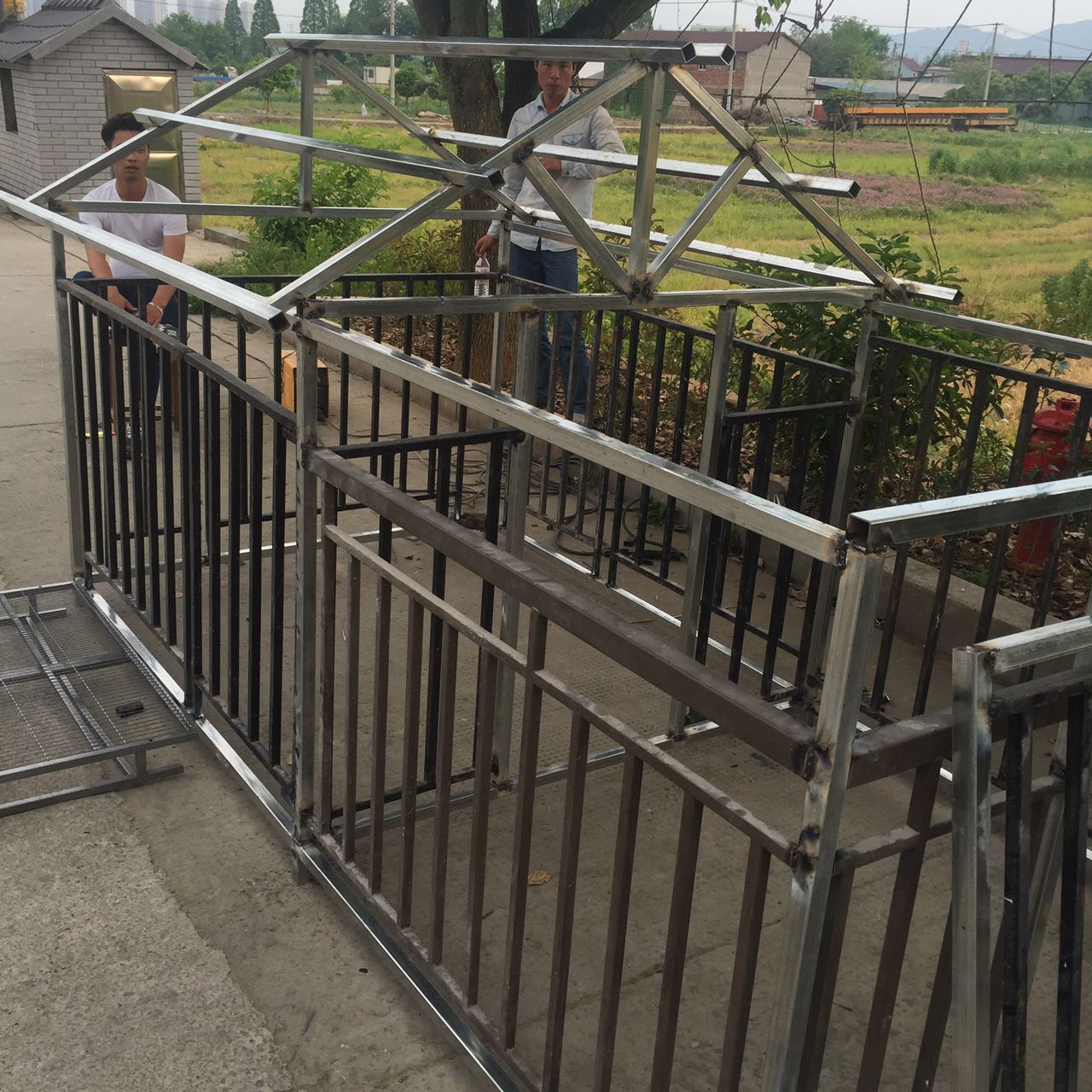 怎么给狗狗做个简易的狗窝,如何自制狗狗户外防雨大型狗窝