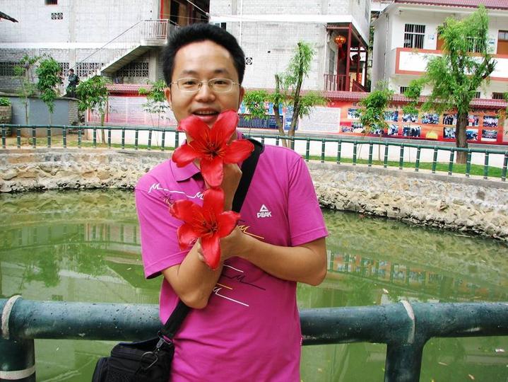 田东大石山区有个别墅村，蔬菜种在屋顶上