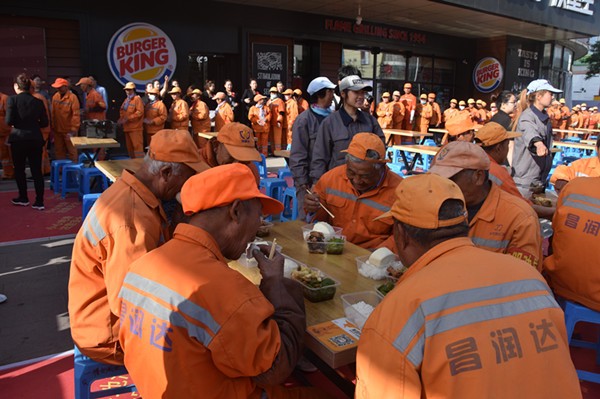 定州大世界大宴三天环卫工人