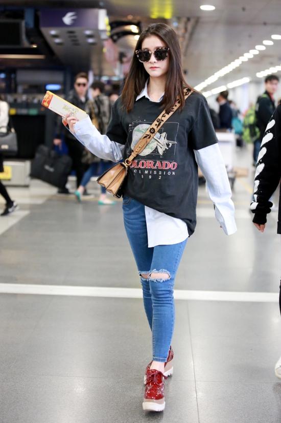 毫不费力的时髦感只需一条牛仔裤,想穿修身一点但不紧身的裤子