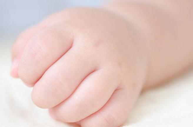 宝宝被烫伤了怎么应急处理,宝宝意外烫伤妈妈边哭边逗