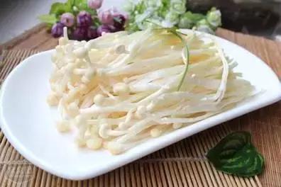 冰箱里的金针菇长大了还能吃吗,冰箱里的金针菇长白毛了还能吃吗