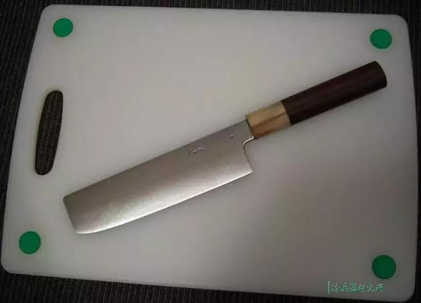 继承日本刀匠大师衣钵的北美徒弟：至今已完成19000把刀