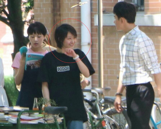 郑爽压力大深夜失眠嘴角上火，头发凌乱还不忘卖萌放飞自我！