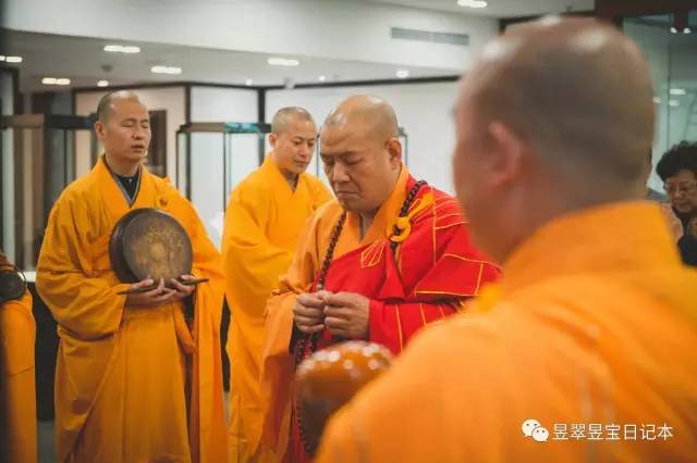 翡翠佳名世共稀,佛堂高下巧相宜