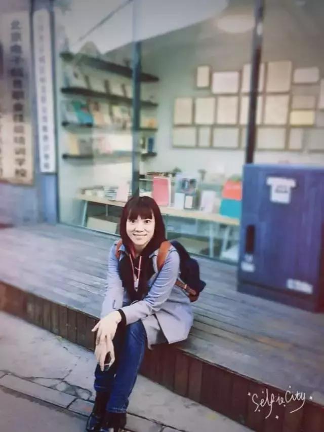 她是掌管千人集团内政的女副总，也是小九金服“行走的鸡汤”