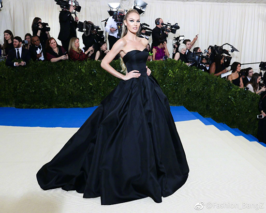 大幂幂大表姐美得稳妥可我更喜欢“玩很大”的日日和水果姐！