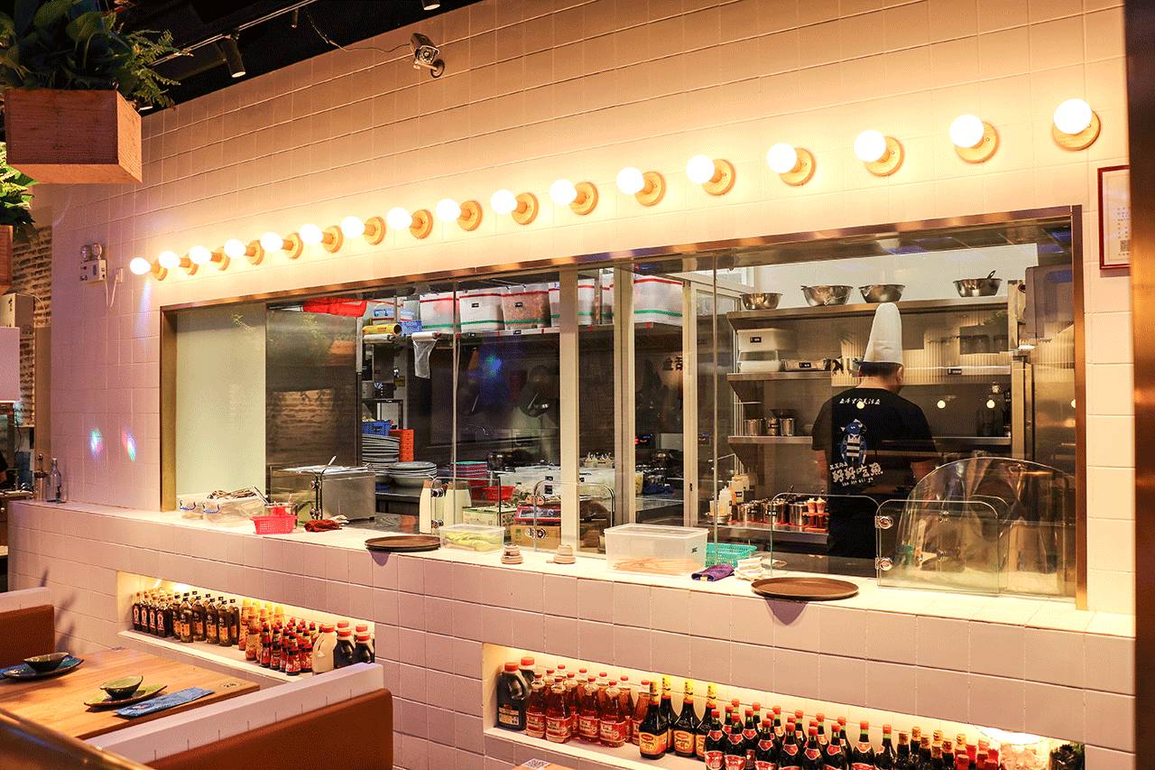 深圳一家有意思的烤鱼店,深圳第一家脆皮烤鱼