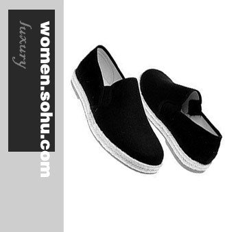 Rihanna和PUMA联名的新款凉鞋，可以说是非常搞笑了