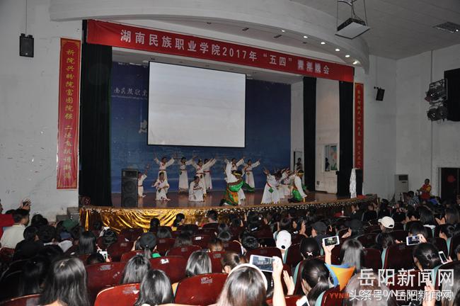 藏族人民载歌载舞晚会,藏族人民载歌载舞