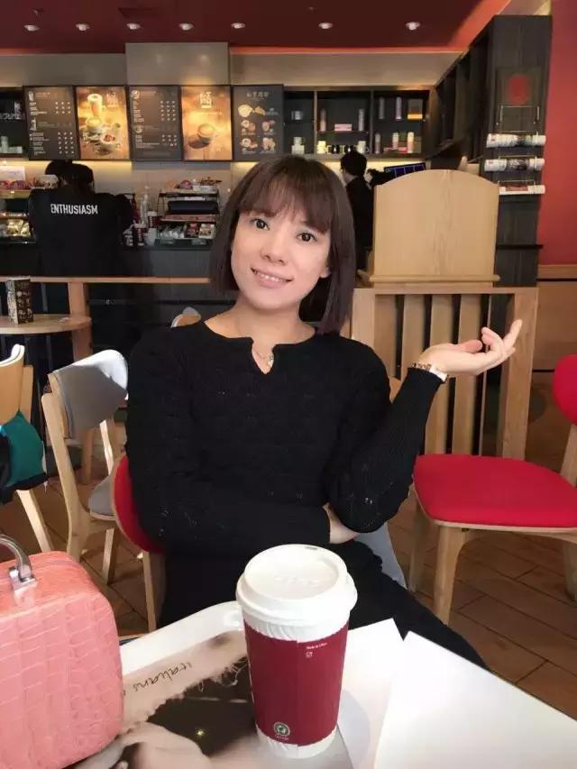 她是掌管千人集团内政的女副总，也是小九金服“行走的鸡汤”