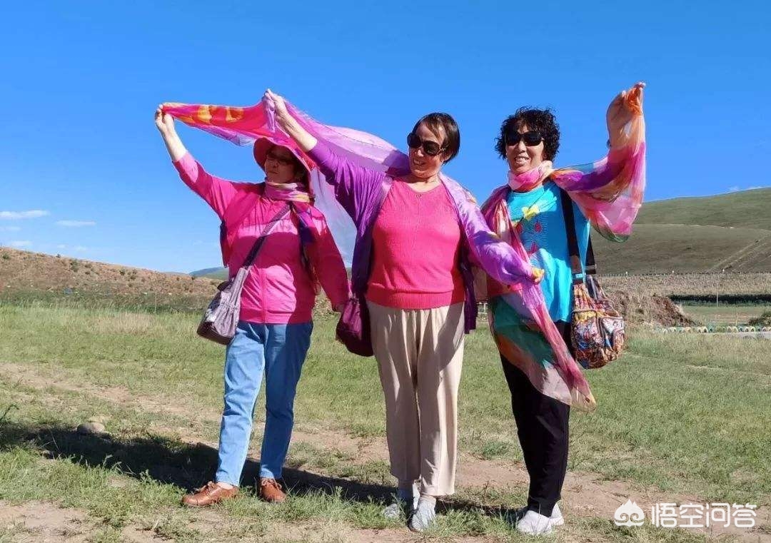 阿姨们照相戴7条丝巾,阿姨们为什么喜欢丝巾拍照