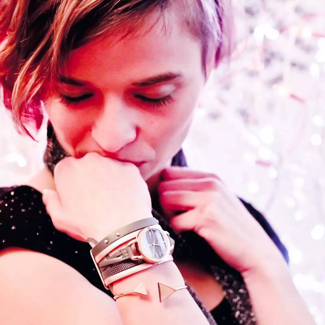 年轻的女人戴什么手表好,年轻人戴什么手表比较好女士