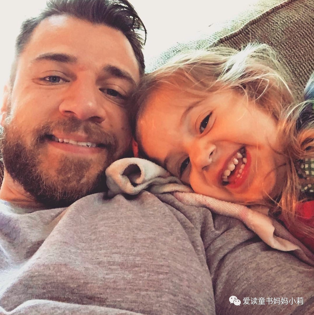 妈妈赚钱养家，爸爸辞职带俩娃累傻了，活活被逼成段子手